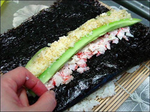 일반 김밥과 달리 김발에 밥을 먼저 고르게 펴서 얹은 후 김을 올려야 합니다. 